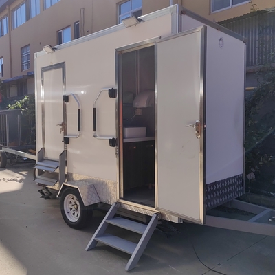 Trailer móvel de banheiro personalizável para eventos ao ar livre e locais de construção e conveniente