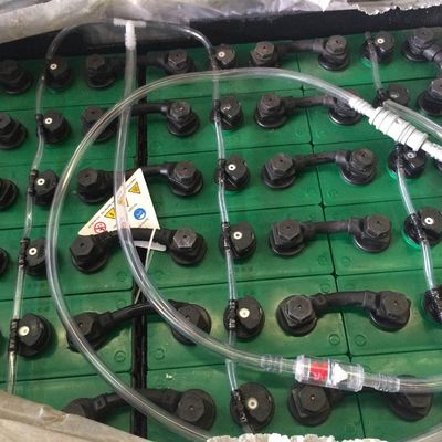 Sistema automático de rega e recarga de baterias de empilhadeira rápida