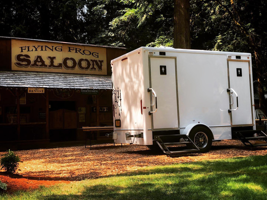 Trailer móvel de banheiro exterior personalizado com 2 banheiros para acampar