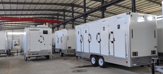 Luxury 4 Stall Mobile Toilet Trailer / Trailers de banheiro portáteis