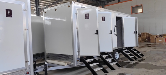 Remolque de banheiro móvel fabricante de aplicação externa 3 estações remolque de estilo moderno