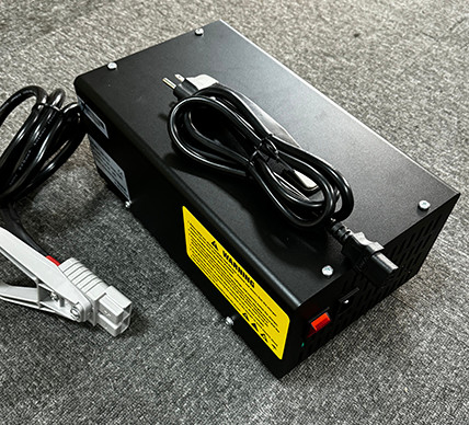 Carregador de bateria da série ESCH 24V 30A Carregador de bateria de alta frequência 240v 1FASE Carregador de bateria de empilhadeira