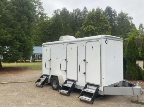 Trailers portáteis de banheira de chuveiro de 3 estações personalizados Mobile Outdoor Modern Toilet Trailer Manufacturer
