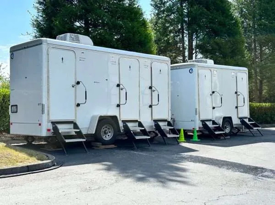 Trailers portáteis de banheira de chuveiro de 3 estações personalizados Mobile Outdoor Modern Toilet Trailer Manufacturer
