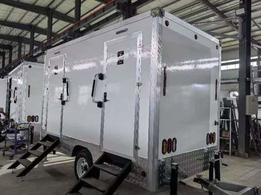 Trailer móvel de banheiro exterior personalizado com 2 banheiros para acampar