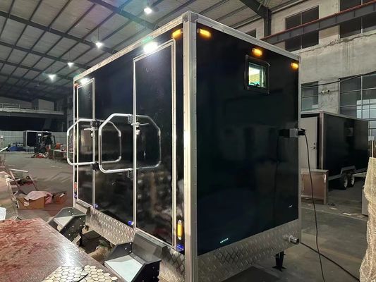 Trailer móvel de banheiro exterior personalizado com 2 banheiros para acampar