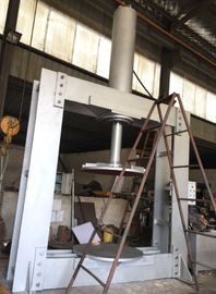 Máquina de 400 toneladas resistente da imprensa do pneumático da empilhadeira para a carga/o descarregamento do pneu contínuo